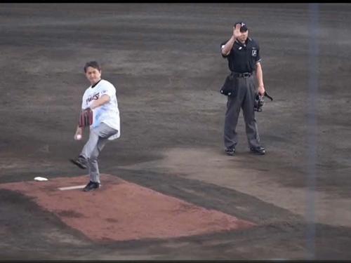 楽天対ソフトバンク戦では佐藤社長が始球式に登場